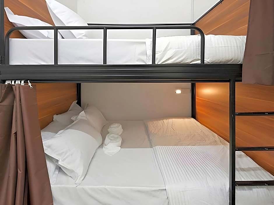 Queen Bed Mixed Dormitory Room