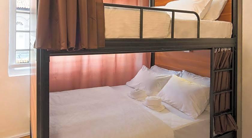 Queen Bed Mixed Dormitory Room